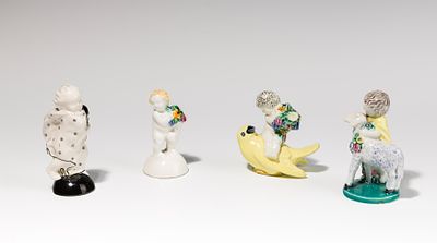 Michael Powolny: Vier kleine Putti: "Putto auf Vogel", "Kind mit Lamm", "Winterputto" und "F&uuml;llhornp