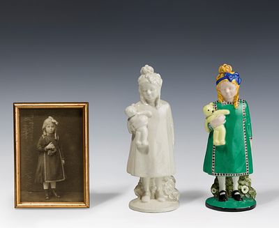 Michael Powolny: Zwei Figuren und eine Fotografie "M&auml;dchen mit Teddyb&auml;r". Michael Powolny Zwei 