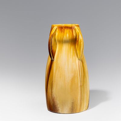 Vase Wiener Kunstgewerbeschule, um 1902 Keramik aus hellem Scherben, in Braunt&ouml;nen glasiert; 