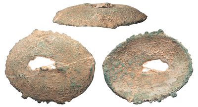 "Китай династия Чжоу 1027-221 гг. до н э. Подражание раковине каори. Бронза, 423 гр. Размер 