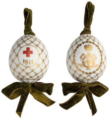 "Пасхальное яйцо, подвесное, украшенное вензелем Марии Федоровны. Императорский фарфоровый 