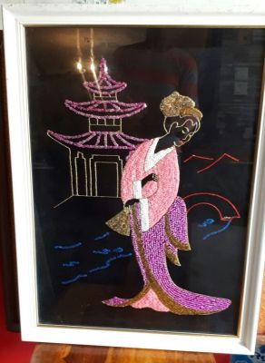 אמן לא מזוהה - פייטים ורקמה דמות אישה 48x68 ס"מ