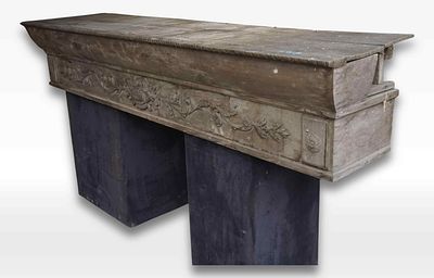 Fireplace hood in oak, central medallion with leaf-shaped decoration, 18th century H43x230x54