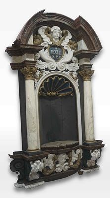 Imposing altar niche in oak. Unique design with columns and characteristic Baroque angel 