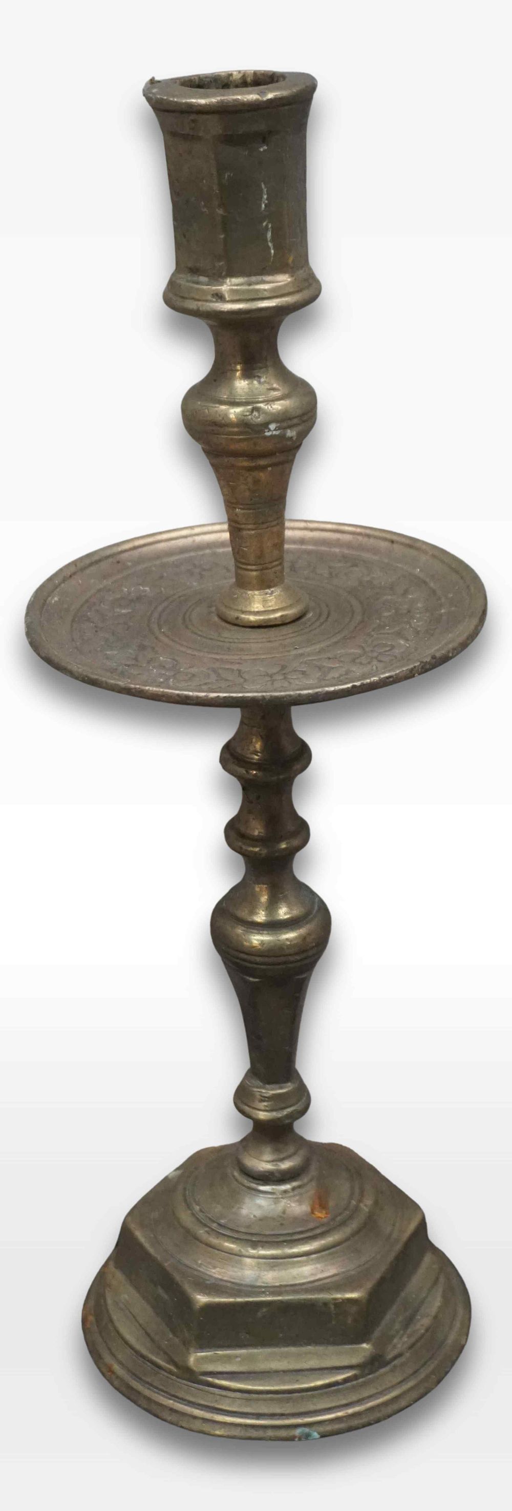 Bronze disc candlestick. 17th century H37