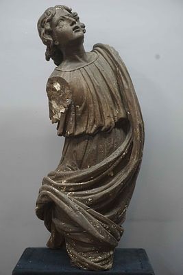 Monumental sculpture in lime wood, classically inspired, draped representation of Mary 