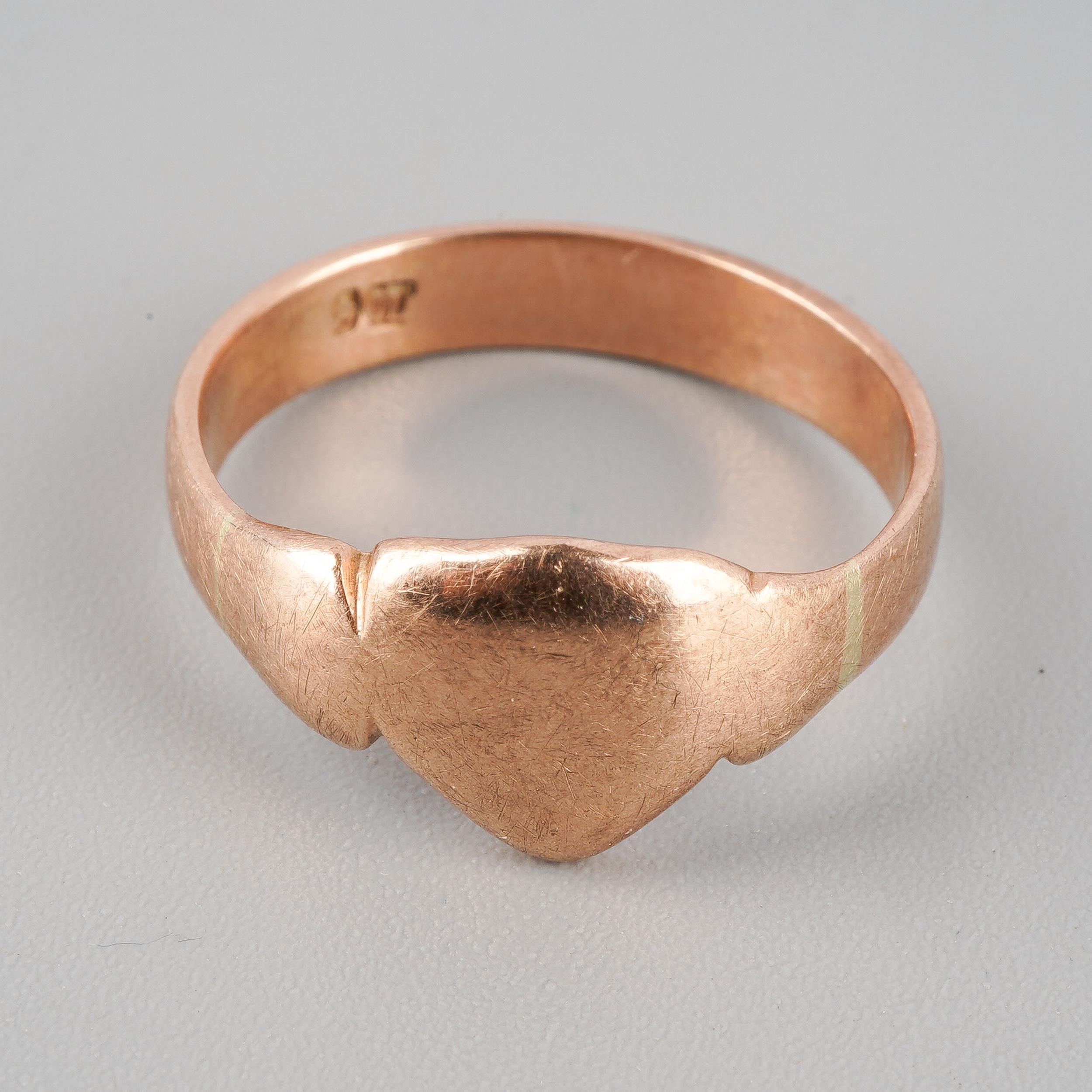 A yellow metal marked 9ct heart shaped signet ring, approx UK size K