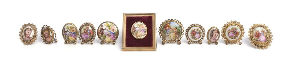 Con sello. Montadas con fina moldura en metal dorado. 
Medidas: 4 x 4 cm med. m&aacute;x. 