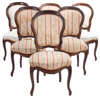 Dos sillas sin tapizar. Medidas: Sofa 107 x 65 x 178 cm / Sillas 94 x 44 x 46 cm Tipo de