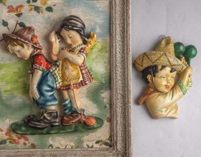 לוט פריטי גבס ישראליים. לוט שני פריטי גבס ישראליים כולל: * תבליט גבס בדמות שני ילדים, ממוסגר. 