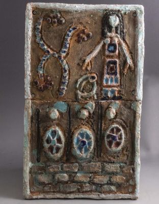 ג'ניה ברגר, תבליט קרמיקה. ג'ניה ברגר (1907-2000), דמות אישה, תבליט קרמיקה המורכב משני אריחים 