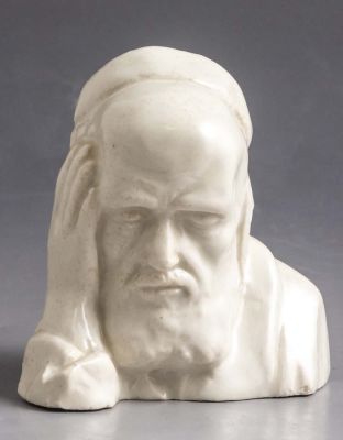 פסלון קרמיקה, אשקלון. פסלון קרמיקה בדמות יהודי חושב. תוצרת אשקלון, ישראל. גובה: 11 ס"מ. חתום.