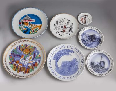 לוט צלחות פורצלן ישראליות, נעמן. לוט 13 צלחות פורצלן תוצרת נעמן. דגמים שונים, כולל פרחי ארצנו 