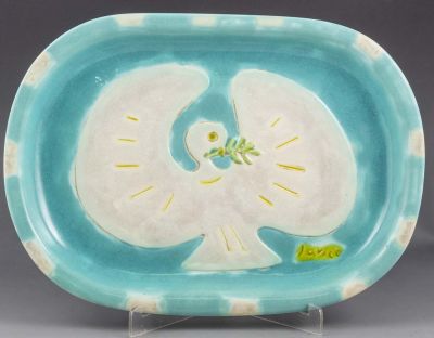 מרסל ינקו (1895-1984), יונה עם עלה של זית, מגש קרמיקה מצויר ביד, מידות: 26X36 ס"מ, חתום.