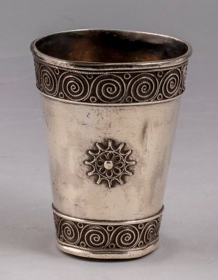 כוס כסף, בצלאל. כוס מכסף עם עיטורי פיליגרן, ככל הנראה תוצרת בצלאל, שנות ה-20-30. גובה: 7 ס"מ. 