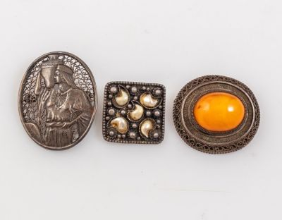 סיכות מכסף, בצלאל. לוט שלוש סיכות מכסף תוצרת בצלאל, אחת משובצת ענבר, אחת משובצת אם הפנינה 