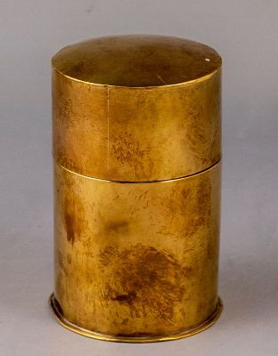 קופסת פליז, בצלאל החדש. קופסת פליז, תוצרת בצלאל החדש, שנות ה-40-50. מעוטרת בעבודת ריקוע, גובה: 8 