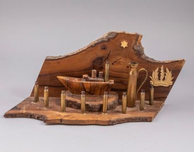 חנוכיית עץ זית ותרמילי קליעים, חיל הים. חנוכייה עשויה עץ זית ותרמילי קליעים. גובה: 16 ס"מ, רוחב 