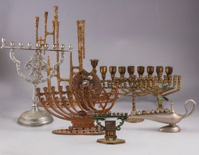 חנוכיות ישראליות. לוט 9 חנוכיות מתכת ישראליות, יצרנים ומצבים שונים. אורך: 10-27 ס"מ.