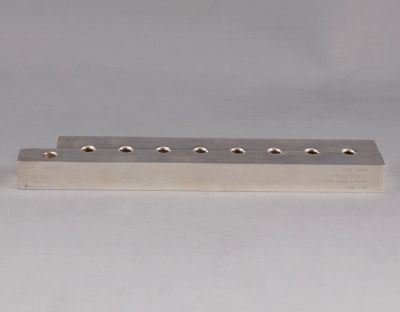 חנוכייה מודרנית, זליג סגל. חנוכייה מודרנית בעיצוב זליג סגל (1933-2015), נחושת מצופה כסף. אורך: 