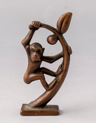 פיגורת פליז, פל-בל. פיגורת פליז תוצרת פל-בל בדמות קוף על עץ. גובה: 7 ס"מ. חתומה.