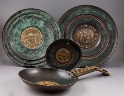 קערות ומגשים, צל-ציון. ארבע קערות נוי תוצרת "צל-ציון", אחת מהן מעוצבת כמנדולינה. אורך/קוטר: 