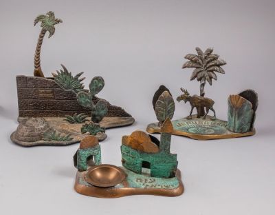 שלושה מעמדים שולחניים ישראליים. שלושה מעמדים שולחניים משרדיים, עבור ניירות, עטים, דיו וכדומה. 