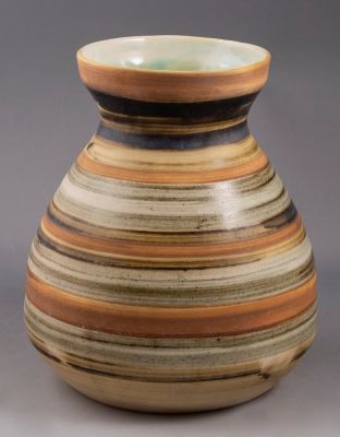 אגרטל קרמיקה, חרסה. אגרטל קרמיקה תוצרת חרסה בעיצוב עזז. גובה: 26 ס"מ. חתום.