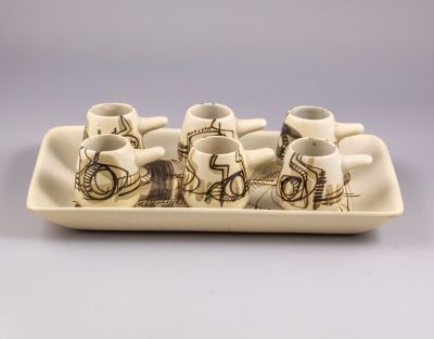 מגש וספלים, חרסה. סט מגש ו-6 ספלים מקרמיקה תוצרת חרסה. מידות המגש: 31.5X18 ס"מ. גובה הספלים: 6 