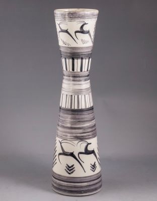 אגרטל קרמיקה גדול, לפיד. אגרטל קרמיקה גדול ממדים תוצרת לפיד, מעוטר בדמויות איילות. גובה: 46.5 