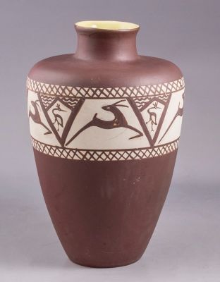 אגרטל קרמיקה, לפיד. אגרטל קרמיקה תוצרת לפיד, מעוטר בדמויות איילות. גובה: 27 ס"מ. חתום