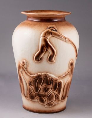 אגרטל קרמיקה, פלקרמיק. אגרטל קרמיקה תוצרת פלקרמיק, מעוטר בתבליטים של דמויות חלוצים. גובה: 30 