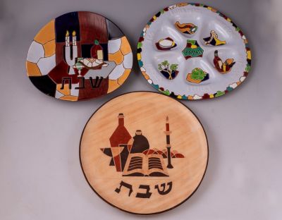 צלחת פסח ושתי צלחות לשבת, קרמוס וקרמית. לוט 3 צלחות קרמיקה כולל צלחת פסח וצלחת לשבת תוצרת קרמוס 