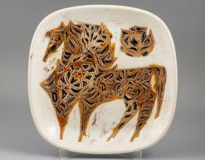 צלחת קרמיקה, גופר. צלחת קרמיקה ישראלית תוצרת גופר. מעוטרת בדמות סוס. מידות: 30X30 ס"מ. חתום.