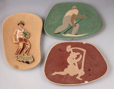 שלוש צלחות קרמיקה עם חיפוי חול, תוצרת "אורנו" (Orno)י / "ונוס" (Venus). ישראל, [שנות ה-50]. 1. 