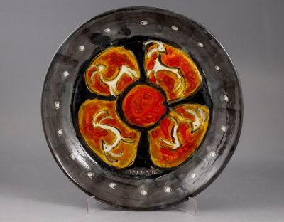 צלחת קרמיקה, ג'ניה ברגר. ג'ניה ברגר (1907-2000), צלחת קרמיקה מעוטרת בדמויות איילים, קוטר: 31 ס"מ 