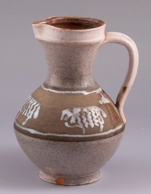 קנקן קרמיקה, חוה סמואל. קנקן קרמיקה ישראלי מעשה ידי חווה סמואל, סדנת כד וספל. מעוטר בדמויות 