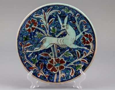 צלחת קרמיקה ארמנית, פלשתינה. מעוטרת באיילה ובדוגמה צמחית. קוטר: 20 ס"מ. חתומה.