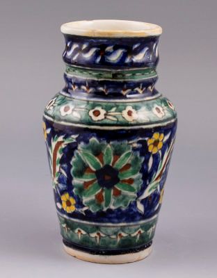 אגרטל קרמיקה ארמנית, פלשתינה. מעוטר בדוגמה צמחית. גובה: 21 ס"מ. חתום. פגמים קלים.