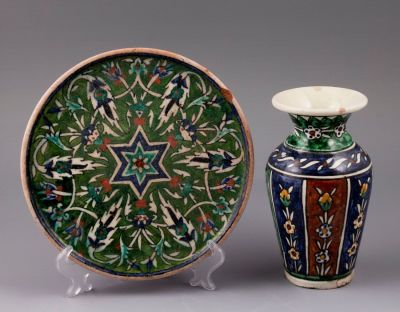 שני פריטי קרמיקה ארמנית. לוט שני פריטי קרמיקה ארמנית תוצרת הסדנה המשותפת ואוהנסיאן, פלשתינה. 