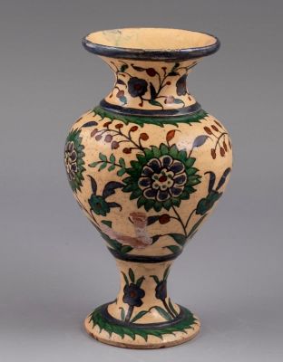 אגרטל קרמיקה ארמנית, פלשתינה. מעוטר בדוגמה צמחית. גובה: 21 ס"מ. חתום. פגמים קלים.