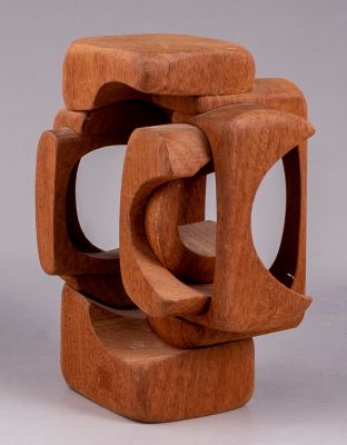 Brian Willsher (1930-2010). בריאן ווילשר, פסל עץ אבסטרקטי, 1981, גובה: 18 ס"מ, חתום ומתוארך.