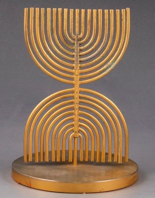 יעקב אגם (נ. 1928), פסל קינטי בצורת מנורה, פליז מצופה זהב. גובה: 15 ס"מ, חתום. קורוזיה למתכת.