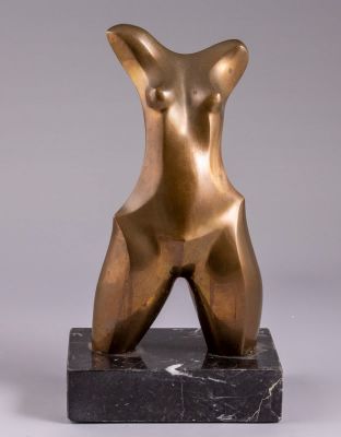 יצחק קאהן (נ. 1950), טורסו אישה, פסל ברונזה על בסיס שיש, גובה: 23 ס"מ (לא כולל בסיס השיש), חתום 