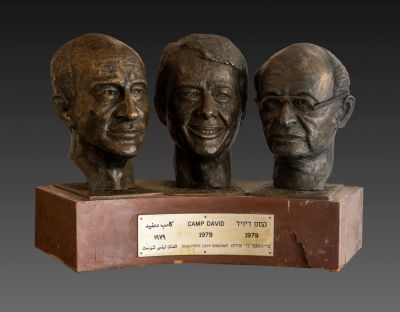לוי שוחט, קמפ דיוויד, פסל ברונזה. פסל ברונזה לכבוד הסכם קמפ-דיוויד והסכם השלום עם מצרים, 1979 