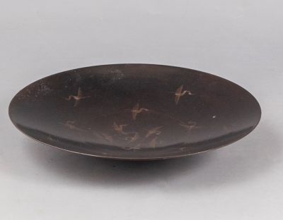 שלום סבא (1897-1975). צלחת נחושת בעיצוב שלום סבא. מעוטרת בעבודת חריטה עם דמויות של חסידות. קוטר: 