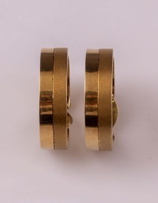 זוג עגילי זהב. זוג עגילי קליפס עשויים זהב 14K. גובה: 3 ס"מ, משקל: 14.2 גרם. חתומים.