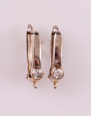 זוג עגילי זהב ויהלומים. זוג עגילים זהב לבן 14K, משובצים יהלום במשקל של כ-10 נק'. אורך: 1 ס"מ 