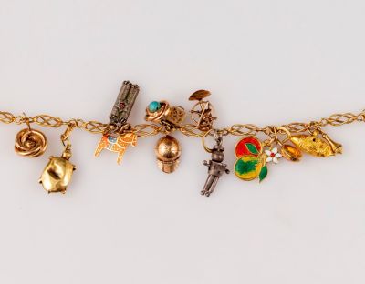 צמיד מזלות מזהב. צמיד מזלות (Charm bracelet) עשוי זהב 14K. עליו תליוני זהב 14K, חלקם משובצים 