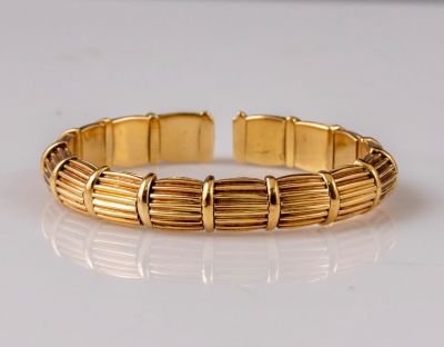צמיד זהב. צמיד Bangle, עשוי זהב 14K. אורך פנימי: 5.5 ס"מ, משקל כולל: 47.2 גרם. חתום.